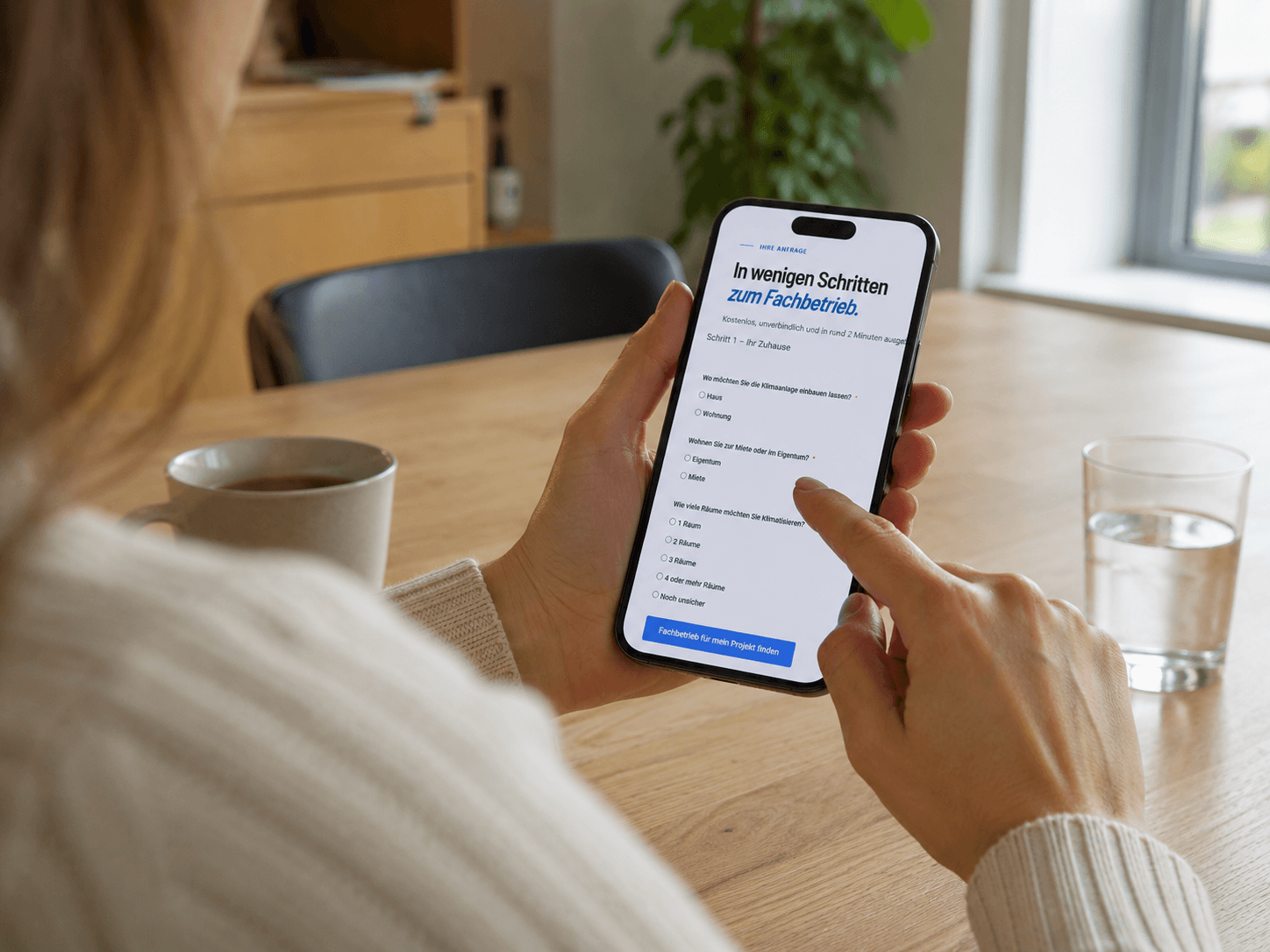 Person füllt das Anfrageformular für eine Wärmepumpe auf einem Smartphone aus