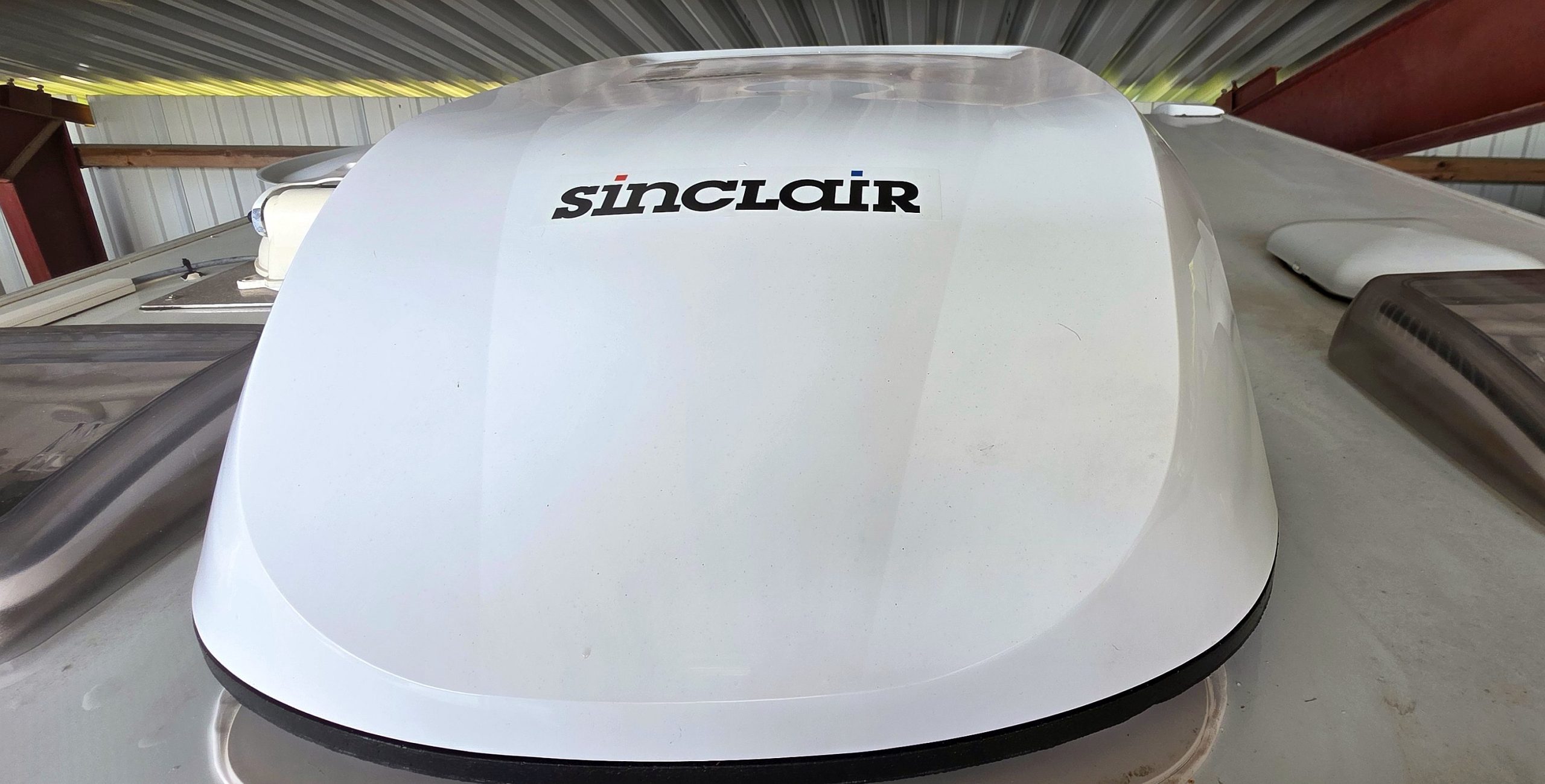 Fertig montierte Sinclair ASV-35BIS auf dem Dach eines Carado T447